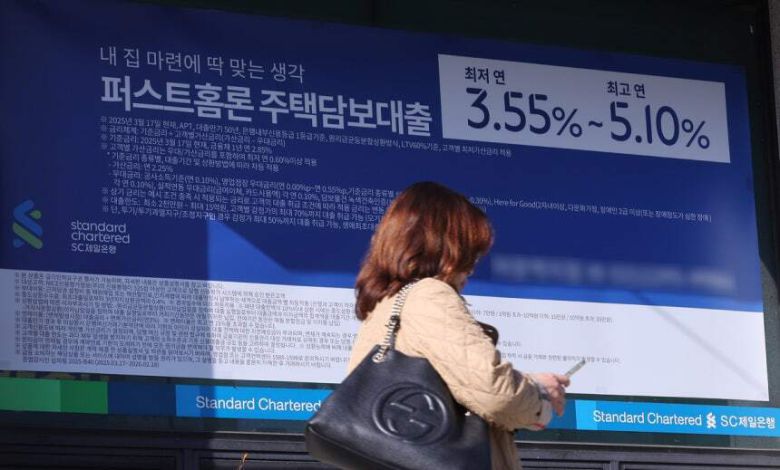 서울 시내 한 은행에 주택담보대출 금리 안내문이 붙어 있다. 남정탁 기자