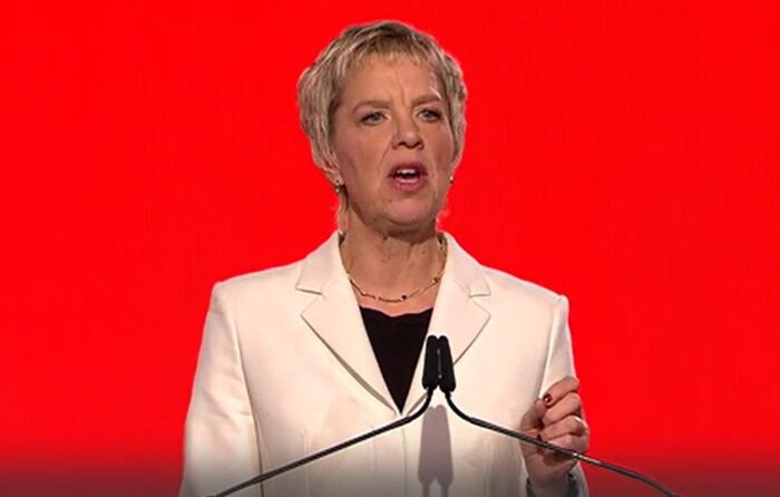 이바나 바식 아일랜드 노동당 대표가 15일(현지시간) 노동당 연례 회의에서 연설하고 있다. 방송 화면 캡처
