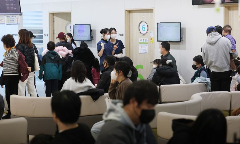 서울의 한 병원 진료실이 진료를 받기 위해 기다리는 어린이들로 붐비고 있다. 연합뉴스
