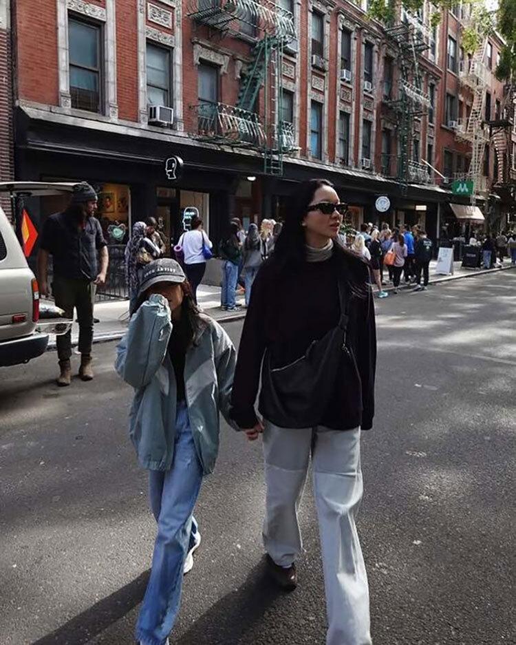 뉴욕 거리에서 딸 리사 양과 나란히 걷고 있는 장윤주. 장윤주 인스타그램 캡처