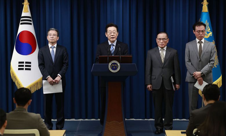 이재명 대통령이 14일 서울 용산 대통령실에서 한·미 간 관세·안보 합의를 문서화하는 '조인트 팩트시트(JFS·합동설명자료)' 관련 발표를 하고 있다. 왼쪽부터 김용범 정책실장, 이 대통령, 위성락 국가안보실장, 이규연 홍보소통수석. 뉴시스