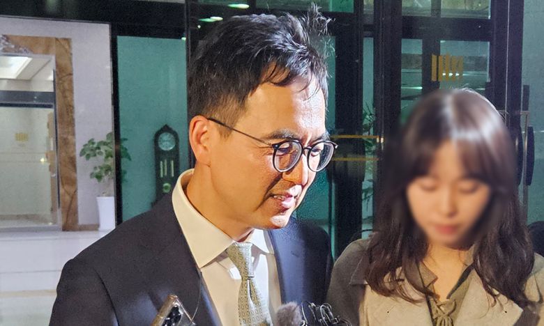 “조직 안정화 최선” 14일 노만석 전 검찰총장 직무대행의 후임으로 임명된 구자현 서울고검장이 서울 서초구 서울고검 청사를 나서며 취재진 질문에 답하고 있다. 법무부는 노 전 대행 퇴임식이 이뤄진 날 구 고검장을 신임 대검찰청 차장검사로 보임한다고 밝혔다. 연합뉴스