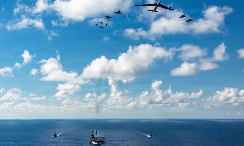 감도는 전운 세계에서 가장 큰 항공모함인 미 해군의 제럴드 R 포드호가 13일(현지시간) 이지스구축함 윈스턴 S 처칠호 등 호위함과 FA-18EF 슈퍼호넷 전투기, B-52 스트라토포트리스 전략폭격기 등 편대와 함께 카리브해로 이동하고 있다. 제럴드 R 포드호가 16일 베네수엘라 인근 카리브해에 도착하면서 지역 긴장감이 고조되고 있다. 미 해군 제공, 로이터연합뉴스