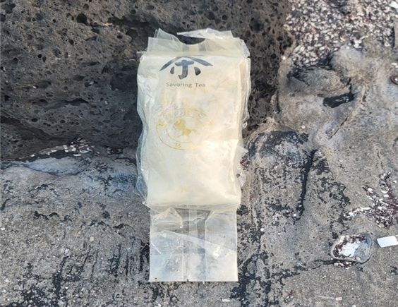 제주 서귀포시 성산읍 해안가서 발견된 차 봉지 마약. 제주경찰청 제공