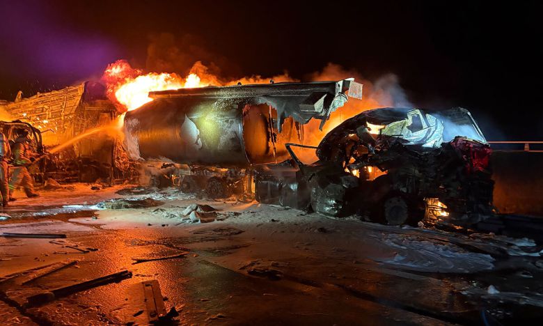 7일 오전 3시 12분쯤 상주영천고속도로 양방향에서 대형 교통사고로 화재가 발생한 가운데 소방 당국이 진압하고 있다. 경북도소방본부 제공