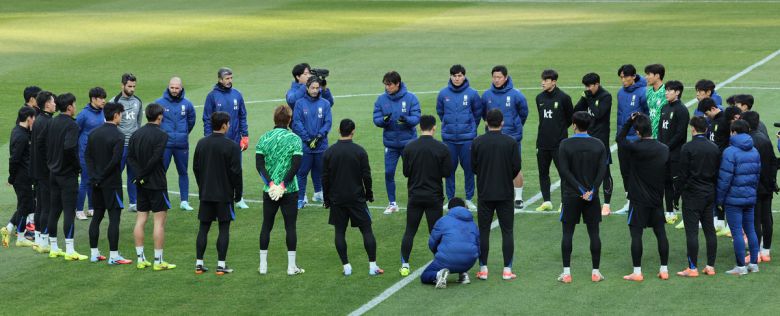 대한민국 축구대표팀 홍명보 감독이 가나와의 A매치 평가전을 앞두고 17일 서울 마포구 서울월드컵경기장에서 열린 공식훈련을 지시하고 있다. 뉴시스