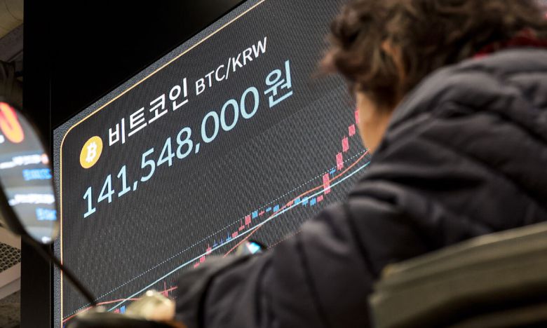 17일 서울 강남구 빗썸라운지에 설치된 전광판에 비트코인 시세가 나오고 있다. 뉴시스