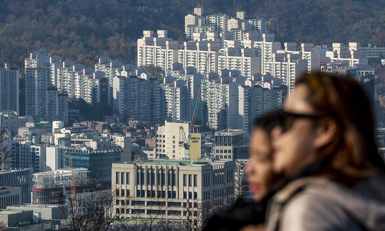 17일 서울 남산에서 시내 아파트가 보이고 있다. 뉴시스
