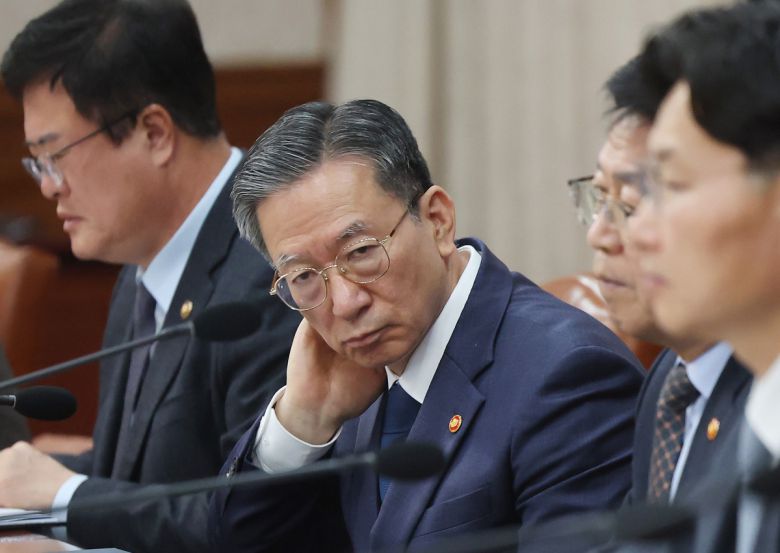 정성호 법무부 장관이 18일 정부서울청사에서 열린 국무회의에서 머리를 만지고 있다.    연합뉴스