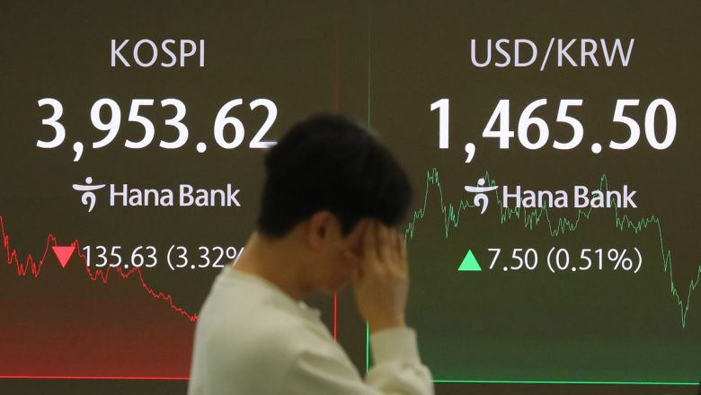 코스피가 전 거래일(4089.25)보다 135.63포인트(3.32%) 내린 3953.62에 마감한 18일 오후 서울 중구 하나은행 딜링룸 전광판에 지수가 표시되고 있다. 코스닥 지수는 전 거래일(902.67)보다 23.97포인트(2.66%) 하락한 878.70에 거래를 마쳤다. 원·달러 환율은 전 거래일(1458.0원)보다 7.3원 오른 1465.3원에 주간 거래를 마감했다. 뉴시스