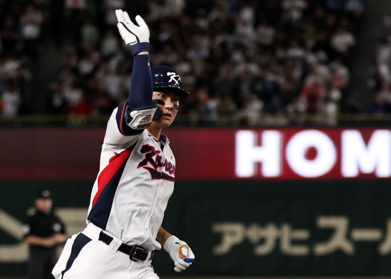 16일 오후 일본 도쿄돔에서 열린 월드베이스볼클래식(WBC) 대비 평가전 '2025 케이 베이스볼 시리즈(K-BASEBALL SERIES)' 일본과의 2차전 경기. 대한민국 김주원이 9회말 2아웃 상황에서 극적인 동점 솔로홈런을 친 뒤 그라운드를 돌고 있다. 뉴스1