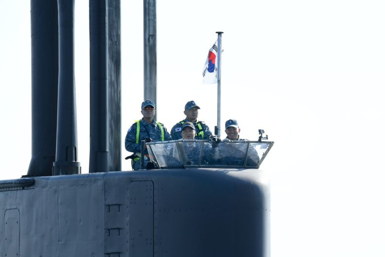 안병구 초대함장(가운데)과 이제권(소령) 장보고함장(오른쪽)이 19일 진해군항에서 대한민국 1번 잠수함 장보고함을 타고 마지막 항해를 하고 있다. 해군 제공