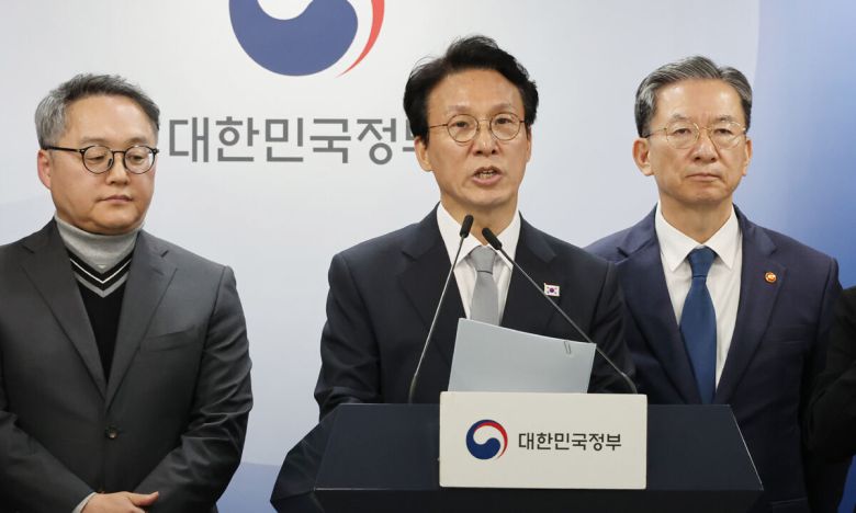 김민석 국무총리가 18일 서울 종로구 정부서울청사에서 열린 '론스타' ISDS 취소 신청 관련 긴급 브리핑에서 정부는 오늘 오후 3시 22분경 미국 동부 시간으로는 새벽 1시 22분경에 미국 워싱턴 D.C.에 있는 국제투자분쟁해결센터(ICSID)의 론스타 ISDS 취소위원회로부터 대한민국 승소 결정을 선고받았다고 발표하고 있다. 뉴시스