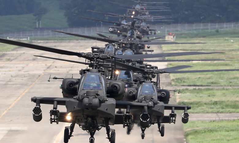 육군 아파치 공격헬기들이 이륙을 준비하고 있다. 세계일보 자료사진