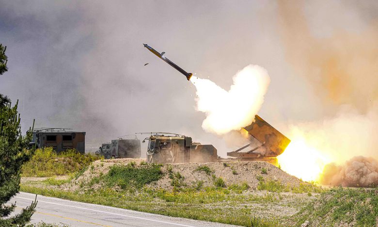 천무 다연장로켓 발사차량에서 로켓이 발사되고 있다. 새계일보 자료사진