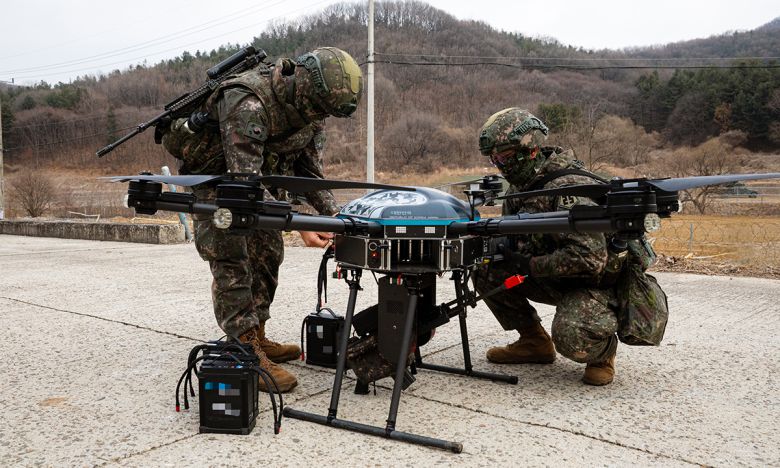 육군 장병들이 훈련 도중 정찰을 위해 소총사격무인기를 띄울 준비를 하고 있다. 세계일보 자료사진