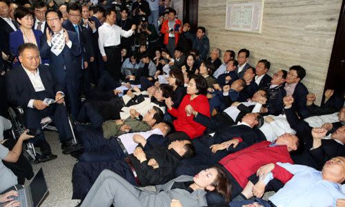 2019년 4월 26일 당시 나경원 원내대표 등 자유한국당 의원들이 사법개혁특위가 열리는 국회 회의실 앞에 드러누워 이상민 위원장 등 참석자 진입을 막는 모습. 연합뉴스