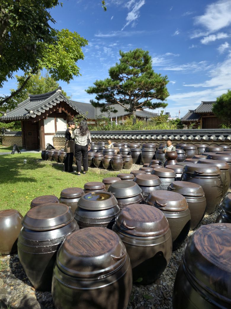 남원예촌 장독대.