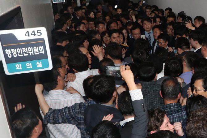 지난 2019년 4월 서울 여의도 국회 의안과 앞에서 나경원 당시 자유한국당 원내대표와 자유한국당 의원들이 여당의 공수처법 등 패스트트랙 지정 법안 제출을 저지하기 위해 입구를 막고 있다. 뉴스1