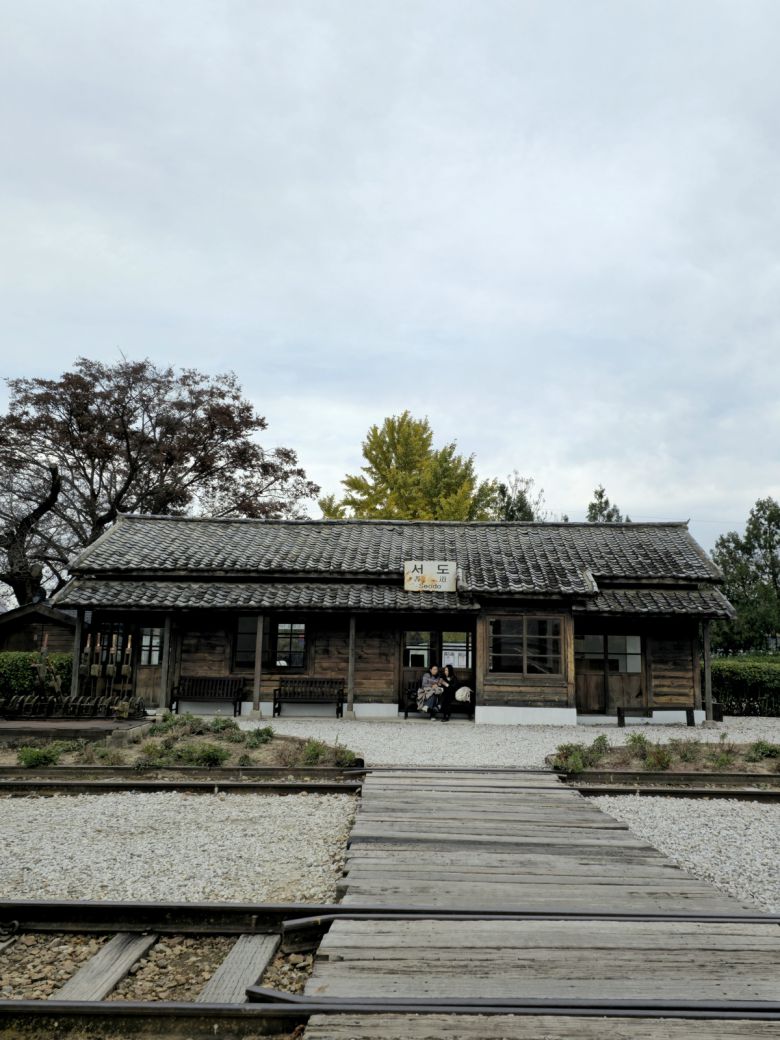 서도역 대합실.