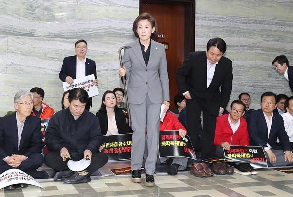 2019년 4월 자유한국당이 패스트트랙을 저지하기 위해 국회 회의장을 점거하는 과정에서 물리적 충돌이 빚어졌다. 나경원 원내대표가 '빠루(쇠지렛대)'를 들고 있다. 연합뉴스