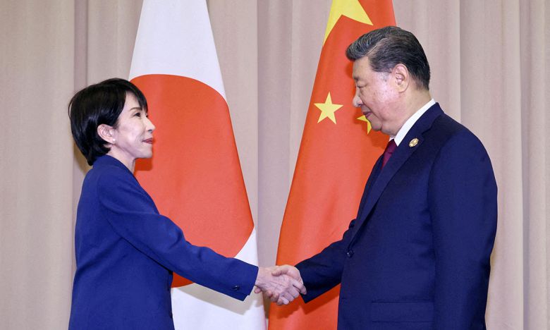 지난 10월 31일 경주에서 열린 APEC에 참석한 다카이치 사나에 일본 총리(왼쪽)과 시진핑 중국 국가주석이 악수하고 있다. 로이터연합뉴스