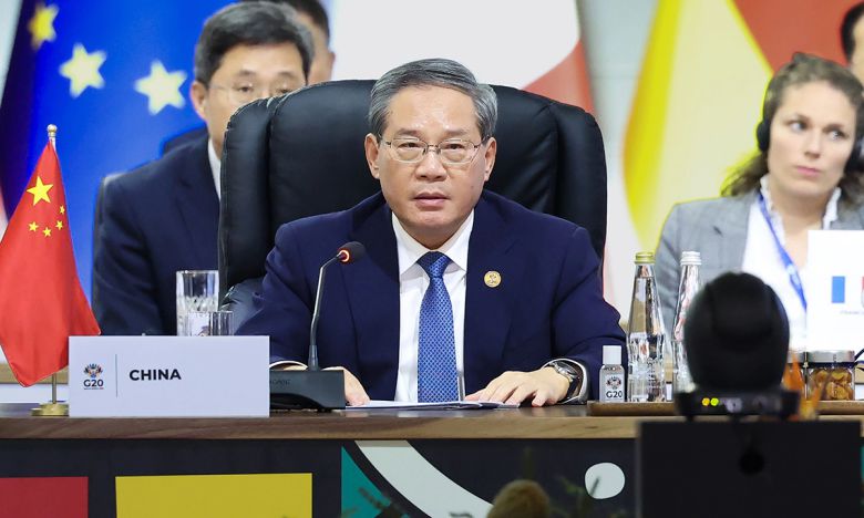 리창 중국 국무원 총리가 남아프리카공화국 요하네스버그에서 23일(현지시간) 열린 주요 20개국(G20) 정상회의에서 연설하고 있다. 중·일 갈등이 악화하면서 G20 회의에서 양국 고위급 만남에 관심이 쏠렸으나, 리 총리와 다카이치 사나에 일본 총리는 눈길도 나누지 않는 냉랭한 태도를 보였다. 요하네스버그=신화연합뉴스