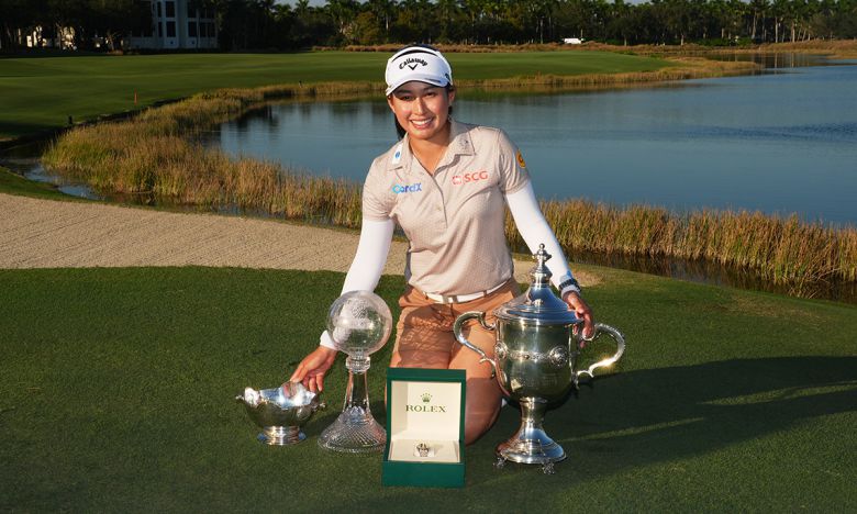 지노 티띠꾼(태국)이 24일 미국 플로리다주 네이플스의 티뷰론 골프클럽에서 열린 LPGA 투어 시즌 최종전 CME그룹 투어 챔피언십에서 우승한 뒤 시즌 평균타수 1위에게 주는 베어 트로피(왼쪽부터)와 대회 우승 트로피, 올해의 선수 트로피를 세워두고 기념 촬영을 하고 있다. 네이플스=AFP연합뉴스