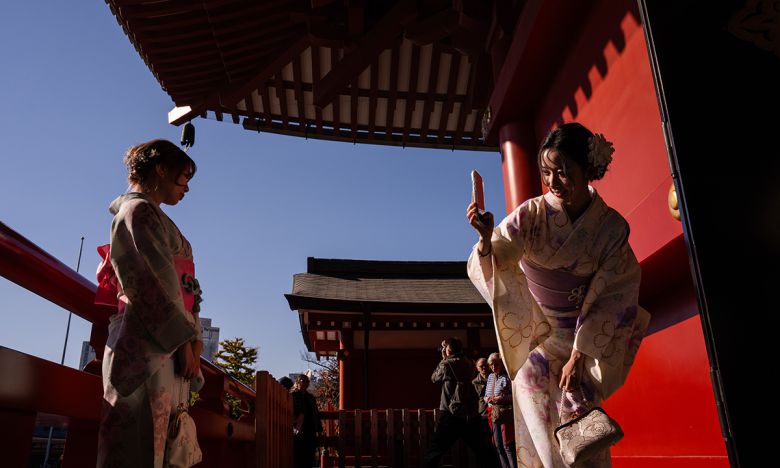 지난 20일 기모노를 입은 중국인 관광객들이 일본 도쿄 아사쿠사 지역 센소지를 방문해 기념사진을 찍고 있다. AP연합뉴스