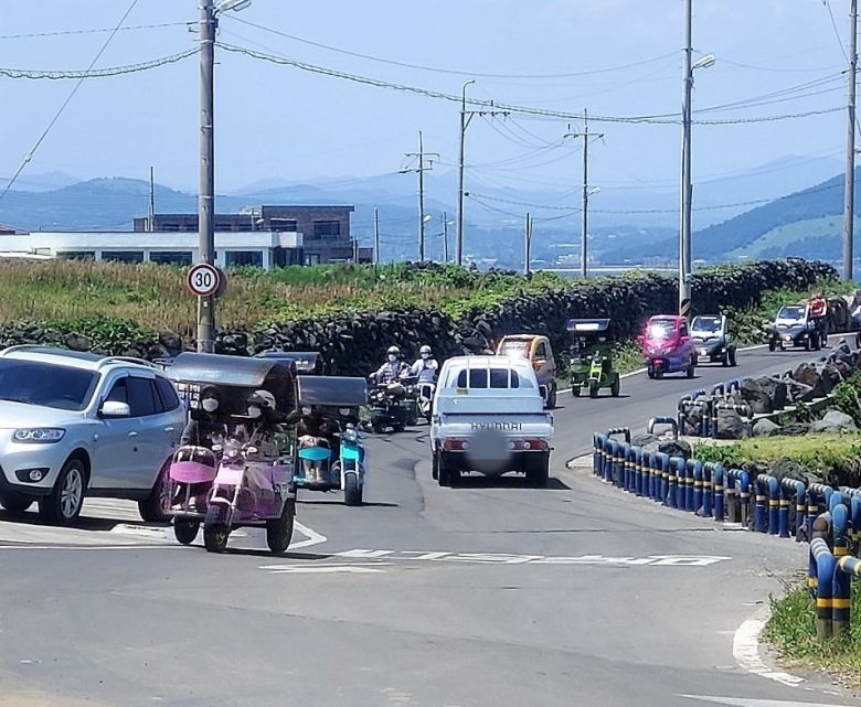 우도 좁은 도로에 차량과 대여 삼륜차 등이 엉켜 혼잡한 모습을 보이고 있다. 임성준 기자