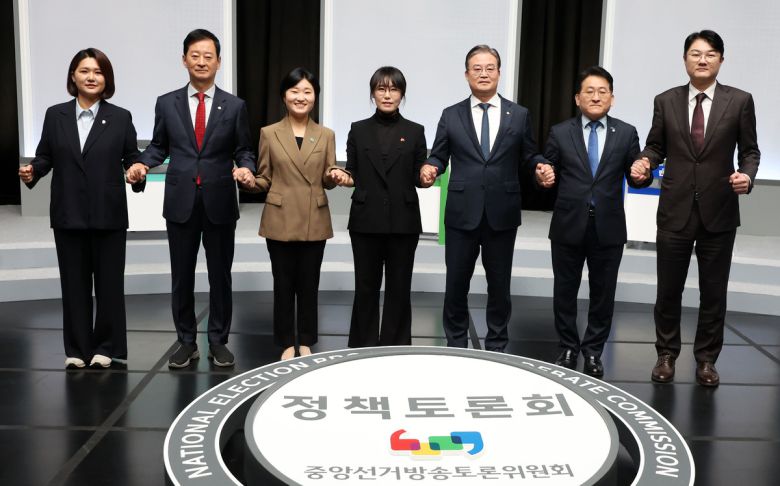 25일 서울 마포구 MBC 상암 미디어센터에서 '부동산 시장?안정화 해법'과 'AI 발전과 초고령사회, 노동환경의 변화와 대응방안'을 주제로 열린 중앙선거방송토론위원회 2025년 제2차 정책토론회에 앞서 각 정당 참석자들이 기념촬영하고 있다. 왼쪽부터 손솔 진보당 수석대변인, 최은석 국민의힘 의원, 신지혜 기본소득당 최고위원, 김보경 사회민주당 사무총장, 이연희 더불어민주당 의원, 차규근 조국혁신당 의원, 김정철 개혁신당 최고위원. 뉴시스