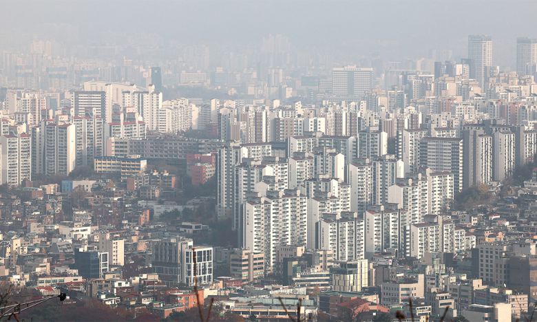 24일 서울 남산에서 바라본 아파트 밀집 지역이 안개로 뿌옇게 보인다. 연합뉴스