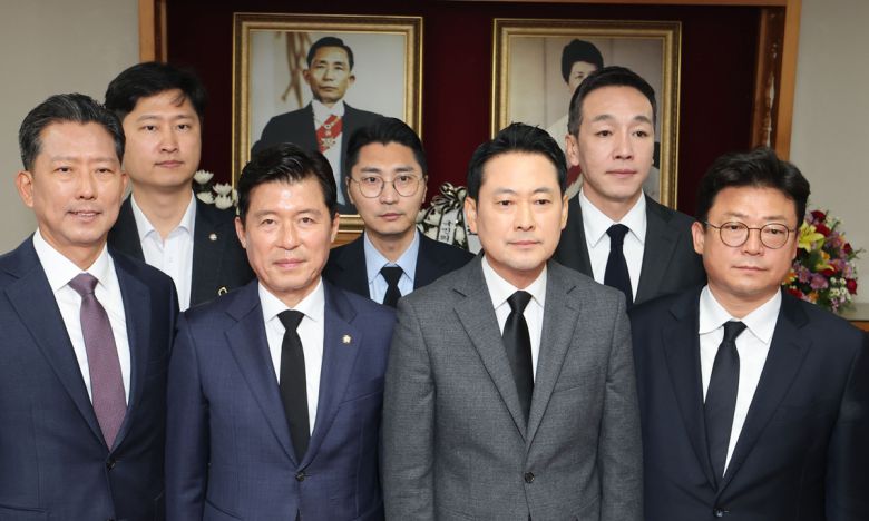 박정희 생가 찾은 張 “한강의 기적, 국민의 기적으로” 국민의힘 장동혁 대표(앞줄 왼쪽 세번째)가 25일 경북 구미 박정희 전 대통령 생가에서 참배를 마친 뒤 영정 앞에서 당 관계자들과 기념촬영을 하고 있다. 장 대표는 방명록에 ‘有志竟成(유지경성·뜻이 있으면 반드시 이루어진다) 대한민국을 위해 한강의 기적을 국민의 기적으로’라고 적었다. 구미=연합뉴스