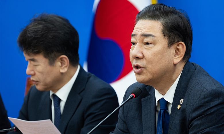 김병기 더불어민주당 원내대표가 25일 서울 여의도 국회에서 열린 원내대책회의에서 모두 발언을 하고 있다. 뉴스1