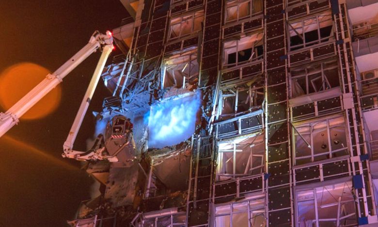 러시아의 공습에 따른 화재를 진압하는 우크라이나 소방인력. AP연합