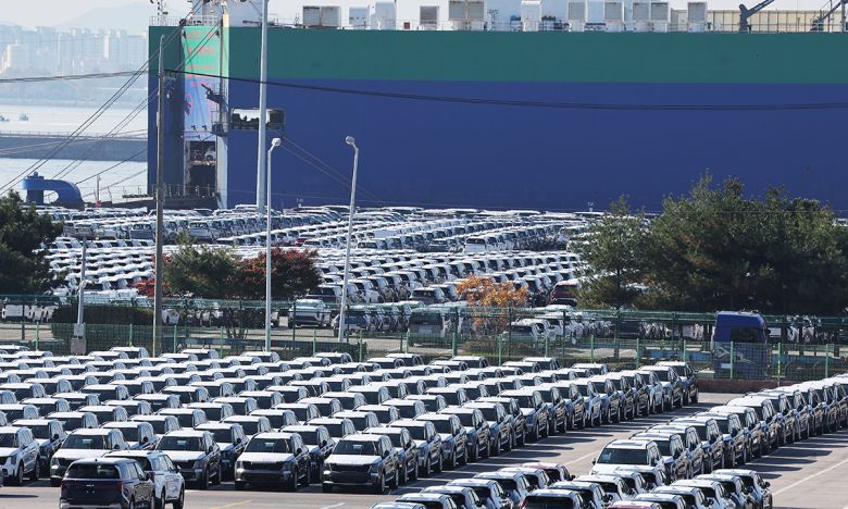 14일 경기도 평택항에 수출용 자동차가 세워져 있는 모습. 연합뉴스