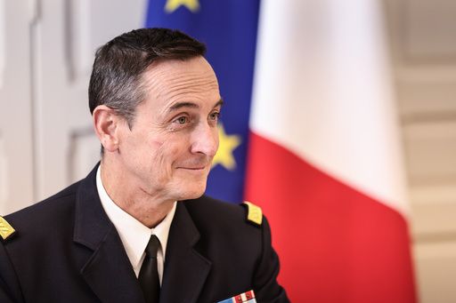 25일(현지시간) 우크라이나 안보 지원을 위한 ‘의지의 연합’ 참가국 정부 및 군부 지도자들의 화상 회의에 참여한 파비앙 망동 프랑스 국방참모총장의 모습. 공군 대장인 망동 총장은 최근 “앞으로 러시아와 벌어질 수 있는 전쟁에서 우리 자녀들을 잃을 각오를 해야 한다”고 말했다가 비난 여론에 휩싸였다.  EPA연합뉴스