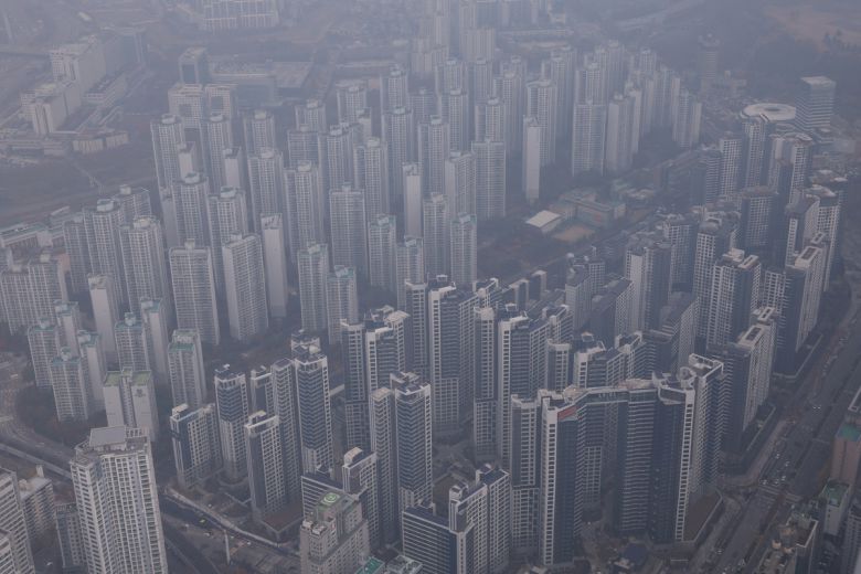 25일 서울 송파구 서울스카이 전망대에서 바라본 송파구 일대 아파트 단지 모습. 남정탁 기자