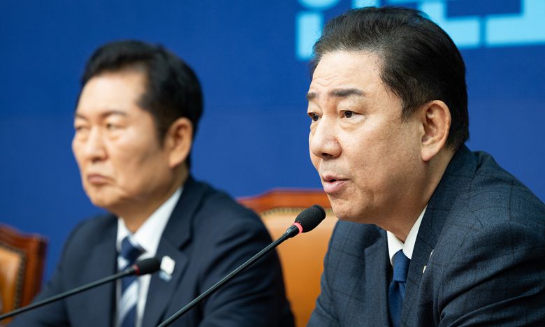 김병기 더불어민주당 원내대표가 26일 서울 여의도 국회에서 열린 최고위원회의에서 모두 발언을 하고 있다. 뉴스1