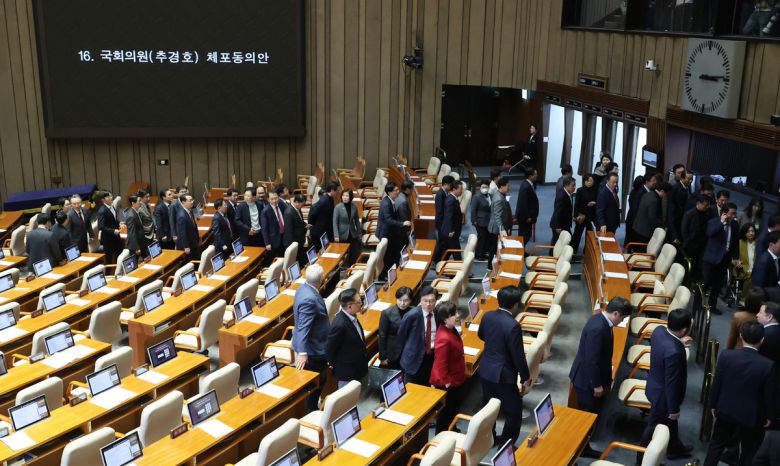 표결 보이콧… 퇴장하는 국힘 의원들 27일 서울 여의도 국회에서 열린 본회의에서 국민의힘 추경호 의원에 대한 체포동의안 표결이 진행되기에 앞서 국민의힘 의원들이 단체로 퇴장하고 있다. 12·3 비상계엄 당시 원내대표였던 추 의원은 국회의 계엄 해제 의결을 방해한 혐의(내란 중요임무 종사)로 내란 특별검사팀에 의해 구속영장이 청구됐다. 허정호 선임기자