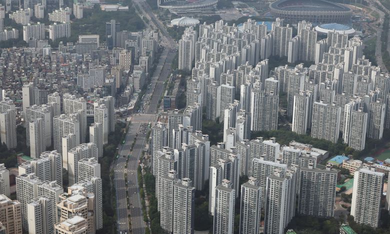 서울 송파구 롯데월드타워에서 바라본 한강변 아파트 단지. 뉴스1