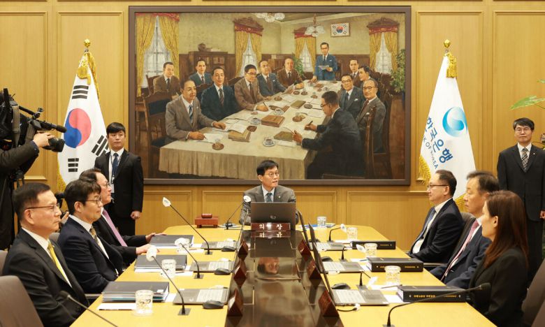 27일 이창용 한국은행 총재(가운데)를 비롯한 금융통화위원들이 서울 중구 한은 본부에서 통화정책방향 회의를 준비하고 있다. 한국은행 제공