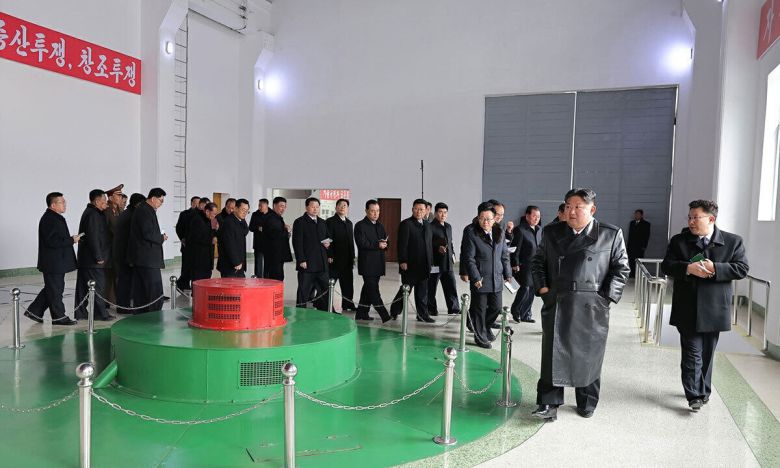 북한 노동당 기관지 노동신문은 21일 “회양군민발전소 준공식이 11월 20일에 성대히 진행되였다”며 “조선로동당 총비서이시며 조선민주주의인민공화국 국무위원장이신 경애하는 김정은 동지께서 준공식에 참석했다”고 보도했다. 노동신문·뉴스1