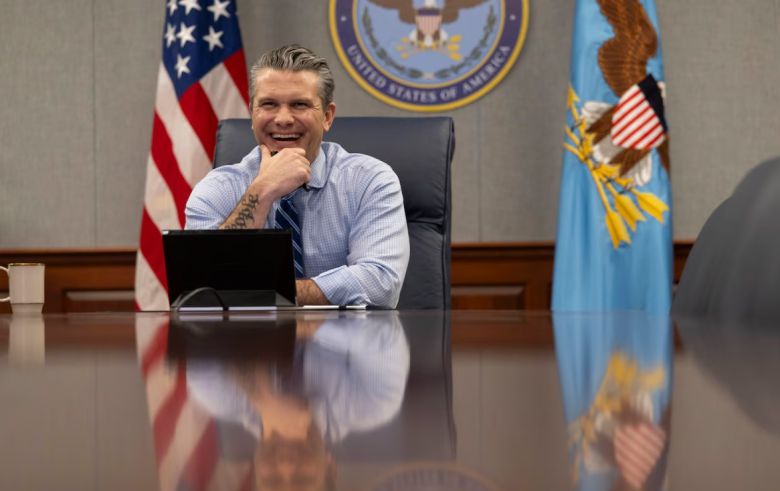 피트 헤그세스 미국 전쟁부 장관이 추수감사절(11월 27일) 연휴를 앞두고 국내 및 해외 주둔 미군 장병들과 화상 통화를 하는 도중 활짝 웃고 있다. 미 전쟁부 제공