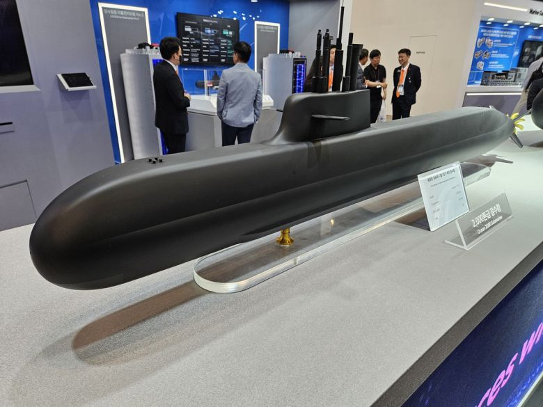 한화오션이 해외 시장에 제안하고 있는 2000t급 잠수함 모형. 사진=박수찬 기자