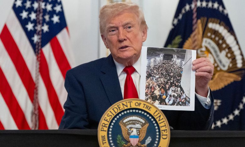 피난민 사진 들어 보인 트럼프 도널드 트럼프 미국 대통령이 27일(현지시간) 플로리다주 팜비치에 위치한 마러라고 별장에서 아프가니스탄 피난민들이 미군 수송기 바닥에 가득 앉아있는 사진을 들어 보이고 있다. 트럼프 대통령은 최근 아프가니스탄인이 벌인 워싱턴 백악관 인근 총격 사건 이후 초강경 이민 정책 추진에 나섰다. 다만 해당 사진은 2021년 아프가니스탄 미군 철수 당시 카타르로 수송되는 아프간 피난민들을 찍은 사진이다. 마러라고=AP연합뉴스