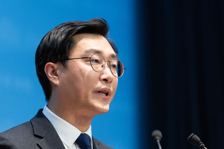 여성 비서관 성추행 의혹에 휩싸인 더불어민주당 장경태 의원이 30일 서울 여의도 국회 소통관에서 입장을 밝히고 있다. 뉴스1