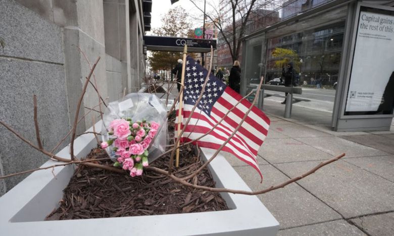 지난 27일 전날 주방위군이 아프가니스탄 이민자에게 총을 맞은 워싱턴 DC 현장에 성조기와 꽃이 놓여있다. UPI연합뉴스