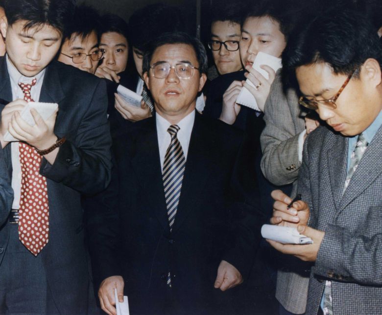 지금으로부터 꼭 30년 전인 1995년 12·12 군사 반란 및 5·18 광주 민주화운동 유혈 진압 사건 재수사를 맡은 서울지검 특별수사본부 이종찬 본부장(가운데)이 그를 에워싼 취재진의 질문에 답변하고 있다. 세계일보 자료사진