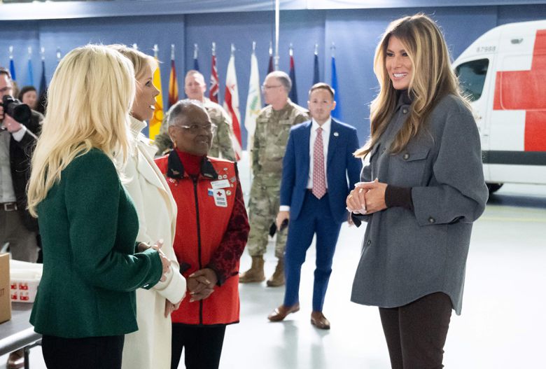 1일(현지시간) 도널드 트럼프 미국 대통령 부인 멜라니아 트럼프 여사(오른쪽)가 군 부대 장병 및 그 가족들을 위한 봉사 활동 현장에서 참가자들과 대화하고 있다. 왼쪽에서 두 번째 하얀색 외투를 입은 여성이 보건복지부 장관의 부인 셰릴 하인즈다. AFP연합뉴스